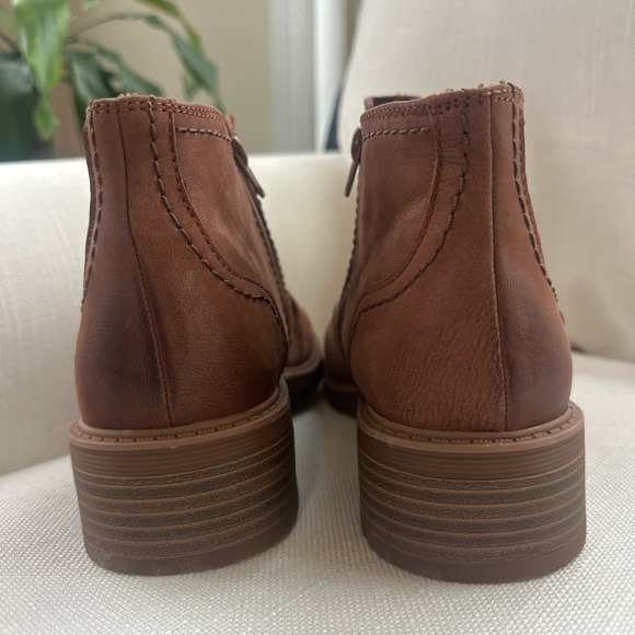 NEW Clarks Collection Brown Leather Ankle Boots Comfort Booties Womens 9 - Picture 4 of 11